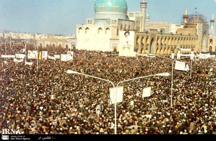 ادای احترام به تمثال همایونی در آستان قدس/ انتشار تصاویر انقلاب در مشهد برای نخستین بار