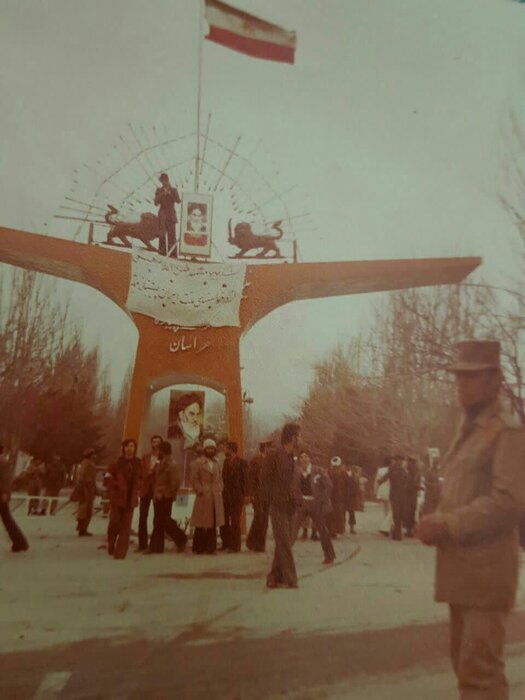 ادای احترام به تمثال همایونی در آستان قدس/ انتشار تصاویر انقلاب در مشهد برای نخستین بار