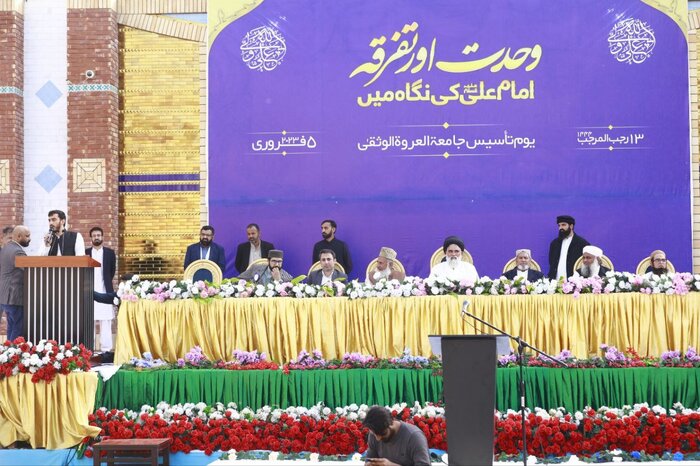 استقبال عاشقان علوی در پاکستان از مولودیخوانی مداح ایرانی در اجتماع بزرگ ۱۳ رجب