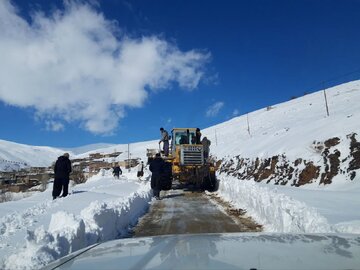 کولاک برف جاده برهان و راه هشت روستای مهاباد را مسدود کرد + فیلم