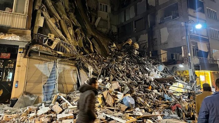 Intenso terremoto en Turquía deja al menos 76 muertos y 440 heridos