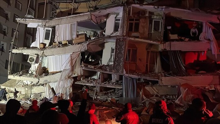 Intenso terremoto en Turquía deja al menos 76 muertos y 440 heridos