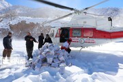 هدیه لبخند به خانواده‌ سه قلوها و امدادرسانی با بالگرد به محاصره‌شدگان در برف فارس