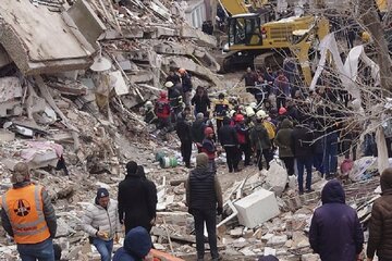 شمار قربانیان زلزله در ترکیه و سوریه به ۷ هزار و ۲۶۶ نفر رسیده است 