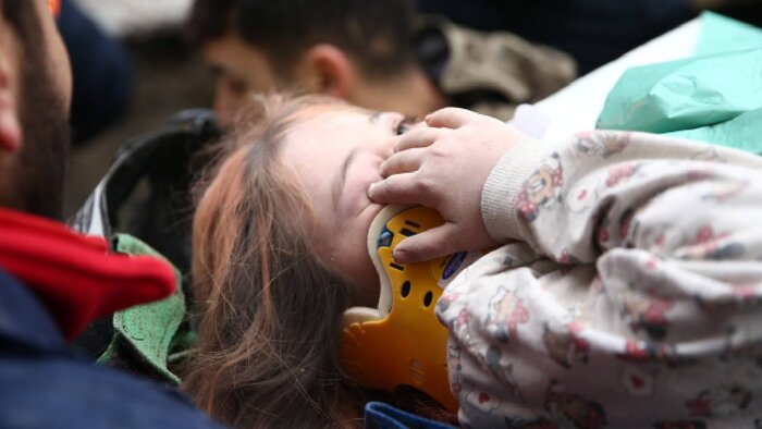 نجات کودکان از زیر آوارها در ترکیه + فیلم و عکس