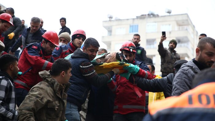 نجات کودکان از زیر آوارها در ترکیه + فیلم و عکس