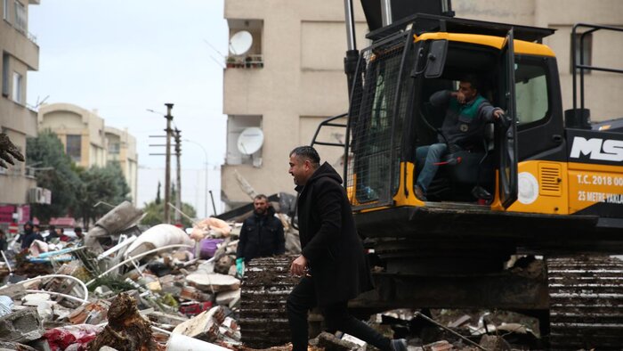 نجات کودکان از زیر آوارها در ترکیه + فیلم و عکس