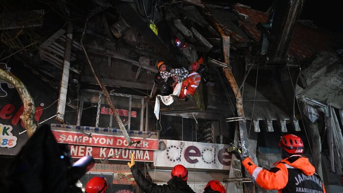 نجات کودکان از زیر آوارها در ترکیه + فیلم و عکس