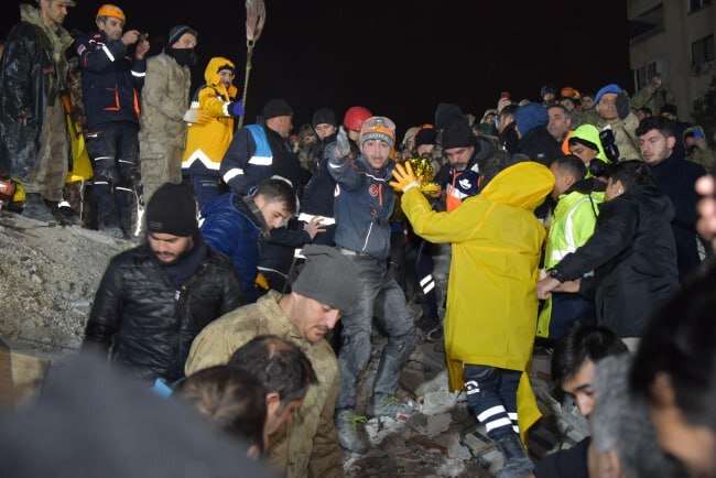 نجات کودکان از زیر آوارها در ترکیه + فیلم و عکس