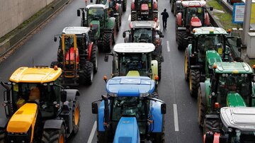 Les tracteurs des agriculteurs en colère occupent les rues de Paris