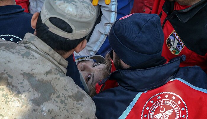 تصاویری از سومین روز امداد رسانی به زلزله زدگان در ترکیه