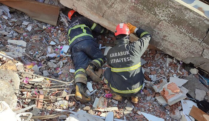 تصاویری از سومین روز امداد رسانی به زلزله زدگان در ترکیه