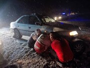 امدادرسانی نجاتگران هلال احمر ایلام به ۳۱ خودرو گرفتار در برف