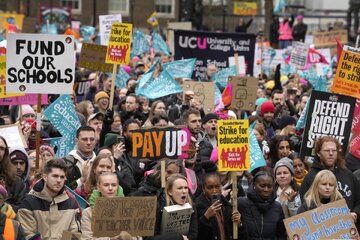 موج بی‌پایان اعتراضات عمومی در انگلیس/هزاران نفر از کارکنان دولتی اعتصاب کردند