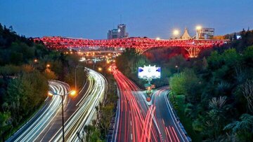 Le pont Tabiat de Téhéran illuminé en rouge en sympathie avec la Turquie et la Syrie