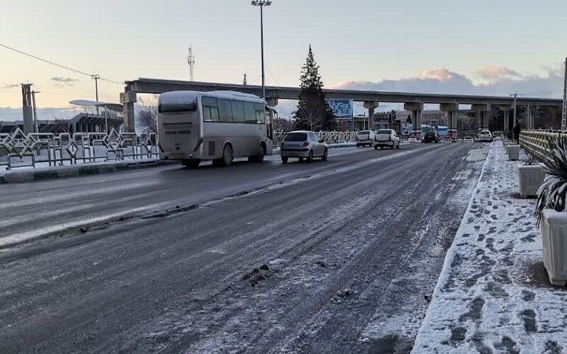 خیابان‌های کرمانشاه یخ زد، شهرداری همچنان چشم انتظار تابش آفتاب است