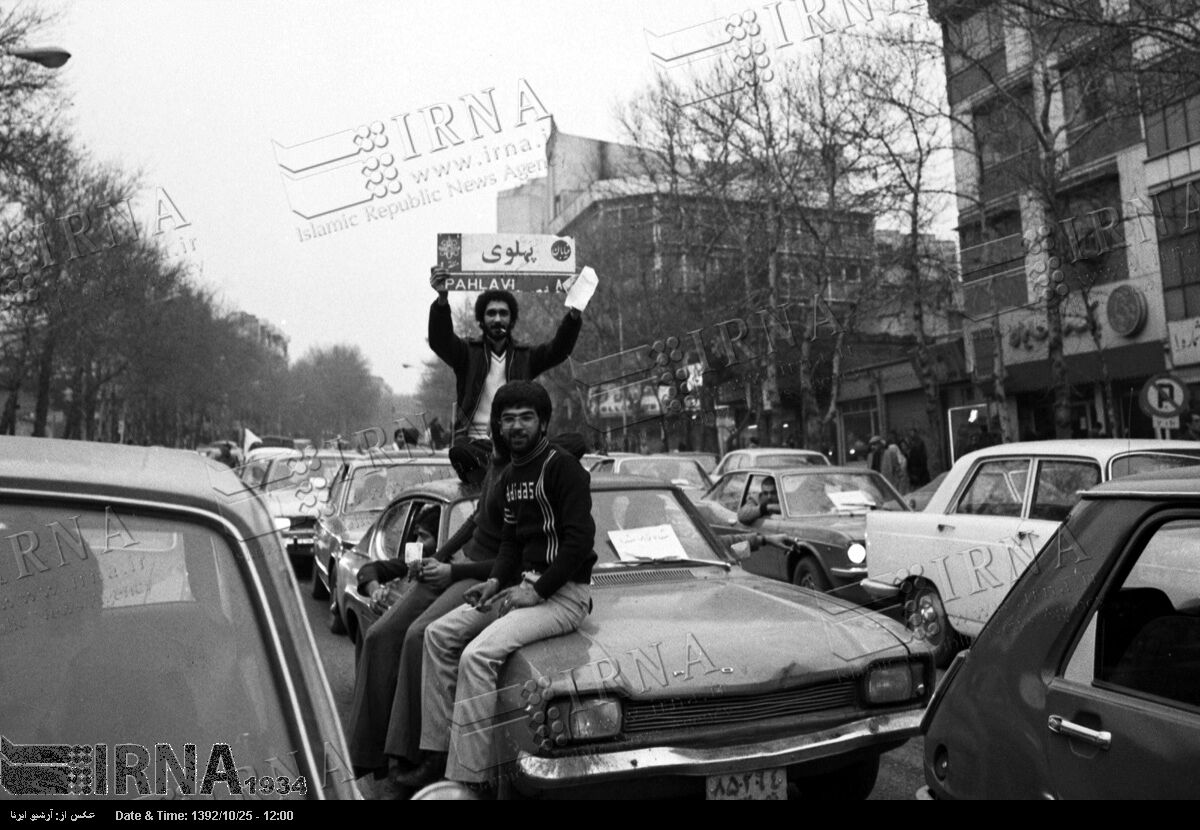 فیلم| حال و هوای اول انقلاب از زبان خبرنگار رادیو که خروج شاه را اعلام کرد