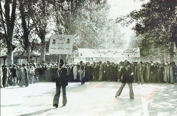 راهپیمایی ابتدای خیابان کوهسنگی بهمن 57 با حضور علما و رهبر انقلاب 