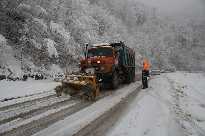 بارش سنگین برف در مازندران؛ از انسداد ۱۶۹ راه فرعی تا قطعی برق در ۲۰ روستا