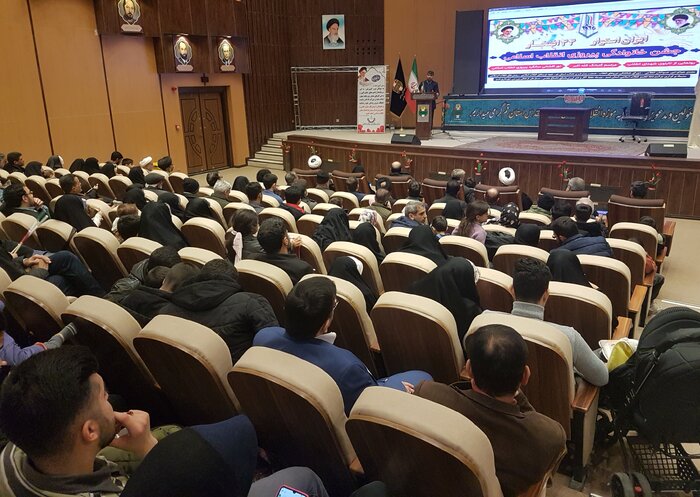 انقلاب اسلامی تنها حکومتی است که نوع حکومت را به همه پرسی مردم گذاشته است