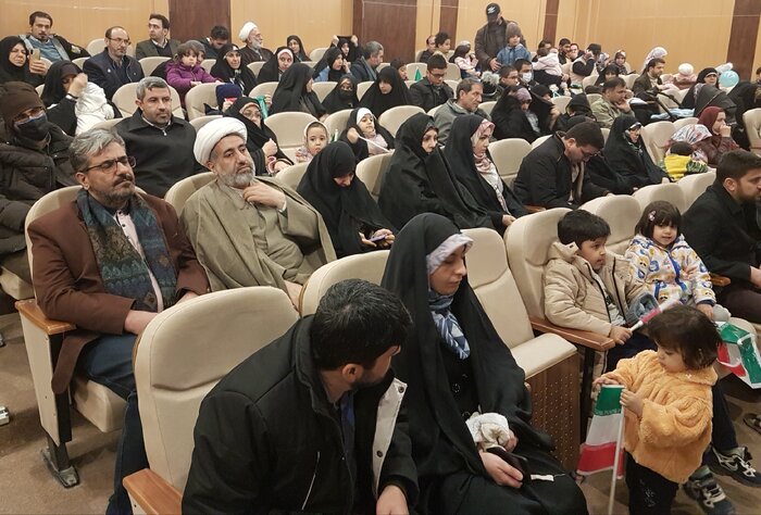 انقلاب اسلامی تنها حکومتی است که نوع حکومت را به همه پرسی مردم گذاشته است