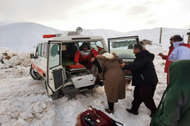 امدادگران هلال احمر مهاباد جان زن باردار را نجات دادند + فیلم