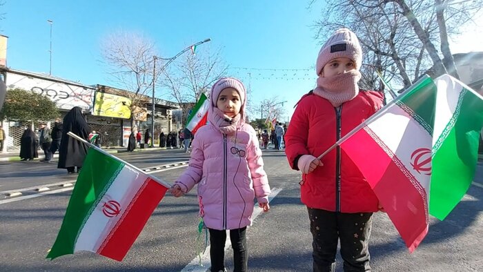 اجتماع دهه نودی‌های گرگان در جشن انقلاب؛ مصمم، امیدوار و گوش به فرمان رهبری