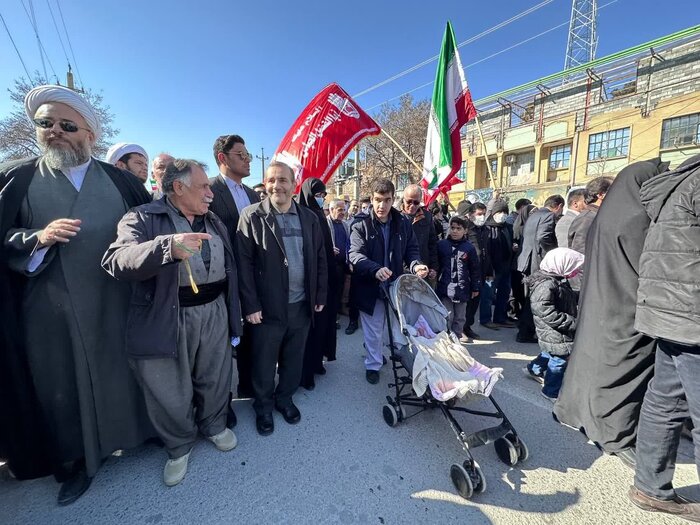 حاشیه‌هایی زیباتر از متن در راهپیمایی ۲۲ بهمن کرمانشاه+عکس