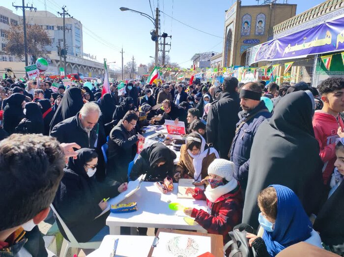 حاشیه‌هایی زیباتر از متن در راهپیمایی ۲۲ بهمن کرمانشاه+عکس