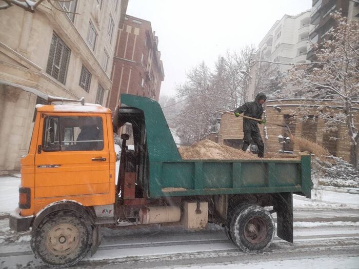 بارش برف سنگین در شمیرانات، معابر و شریان های اصلی شمال تهران باز است + فیلم