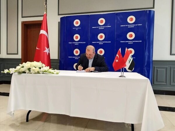 السفير الايراني في بغداد يوقع سجل عزاء الزلزال في سوريا