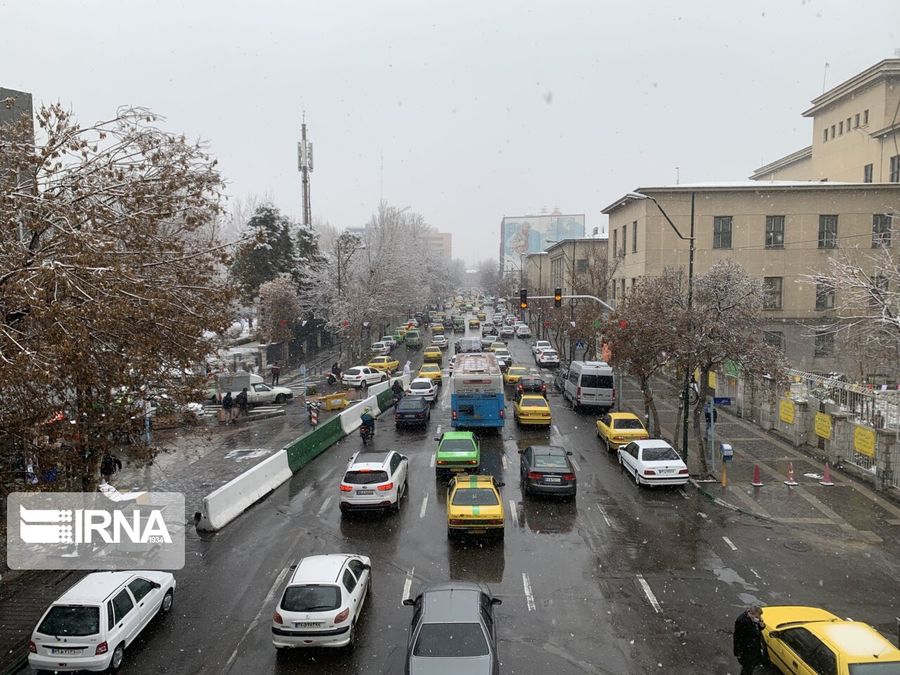 ترافیک در بزرگراه‌های شمالی تهران/در باران با چراغ روشن رانندگی کنید