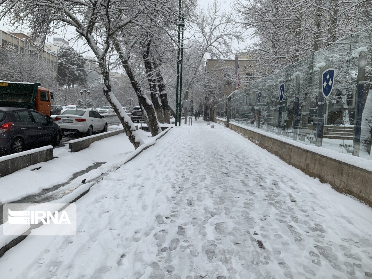 برف از بام تا بازار تهران/ پایتخت در چهارمین برف زمستانی