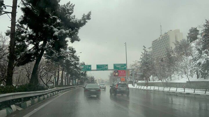 بارش برف سنگین در شمیرانات، معابر و شریان های اصلی شمال تهران باز است + فیلم