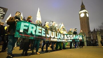 برپایی کارناوال حمایت از آسانژ در انگلیس