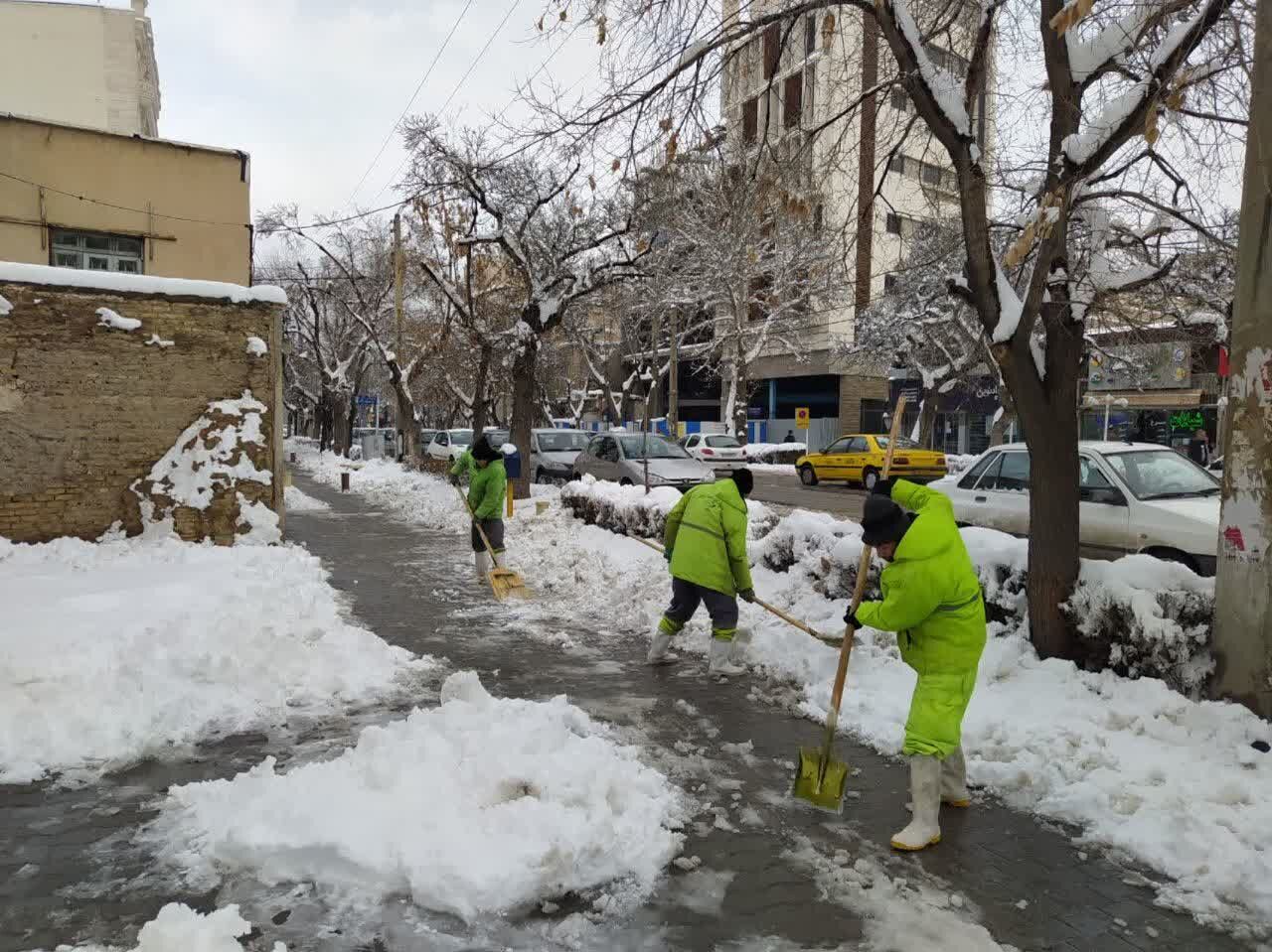 ۵۰۰ نیروی خدمات شهری اراک مشغول برف‌روبی خیابان‌ها و معابر هستند