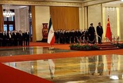شی جین پینگ نے چین کی نیشنل پیپلز کانگریس کی عمارت میں صدر رئیسی کا سرکاری استقبال کیا
