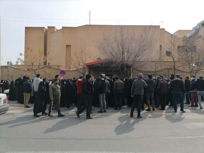 مسمومیت انکار شد، علت بستریها، بیپاسخ ماند! / فرماندار قم به والدین معترض علیه «سریال مسمومیت دانشآموزان» چه گفت؟ + عکسها 2