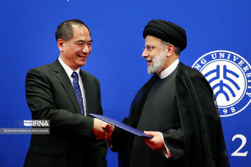 Granting Peking University honorary academic title to President Raisi