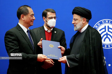 Granting Peking University honorary academic title to President Raisi