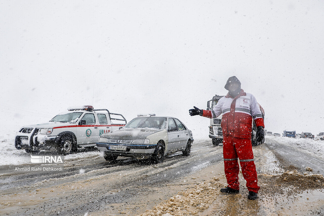 امدادرسانی به حادثه‌دیدگان در ۱۵ استان/رهاسازی ۱۲۹ خودروی گرفتار در برف و کولاک
