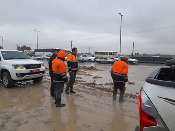 آب‌گرفتگی‌ ورودی بهارستان اصفهان به سبب مسائل زیرساختی عمرانی است