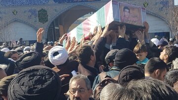 پیکر یک شهید دفاع مقدس بر دوش نمازگزاران قمی تشییع شد