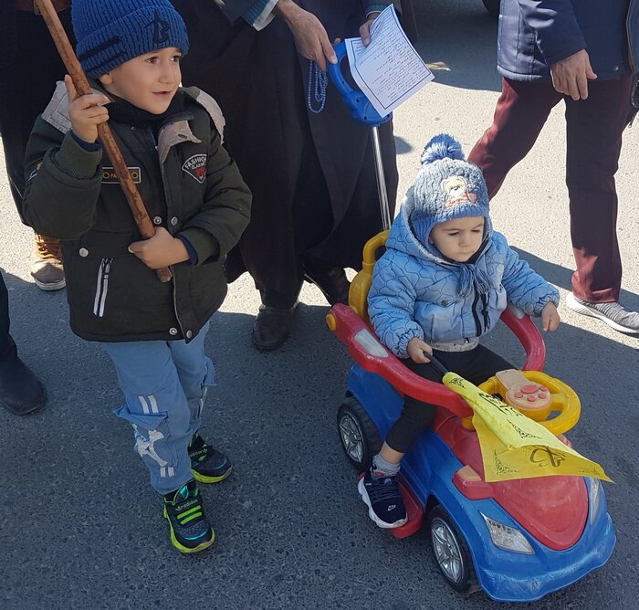 پیکر یک شهید دفاع مقدس بر دوش نمازگزاران قمی تشییع شد