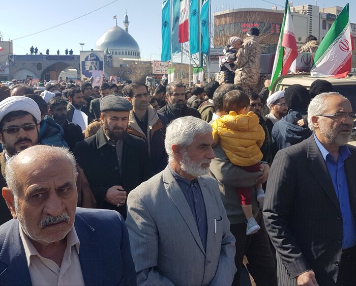 پیکر یک شهید دفاع مقدس بر دوش نمازگزاران قمی تشییع شد