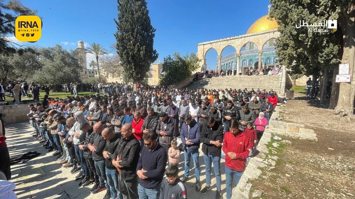 80 mil palestinos participan en las oraciones del viernes en la Mezquita de Al-Aqsa