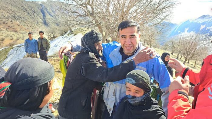 کمک رسانی هوایی مسئولان به مناطق خسارت دیده از برف و باران کهگیلویه و بویراحمد