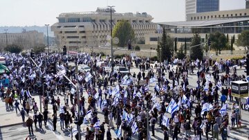 تظاهرات گسترده صهیونیست‌ها مقابل کنست در اعتراض به اصلاحات قضایی