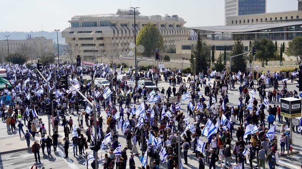 تظاهرات علیه نتانیاهو در قدس اشغالی/ معترضان مسیر چند وزارتخانه را مسدود کردند
