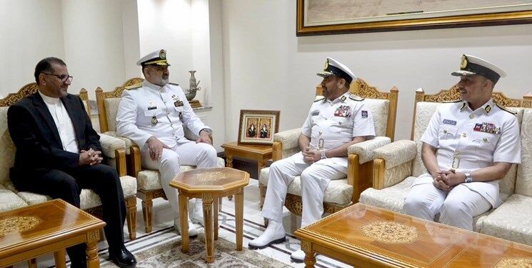 El contralmirante Iraní se reúne con el jefe del Estado Mayor de Fuerzas Armadas de Omán 
